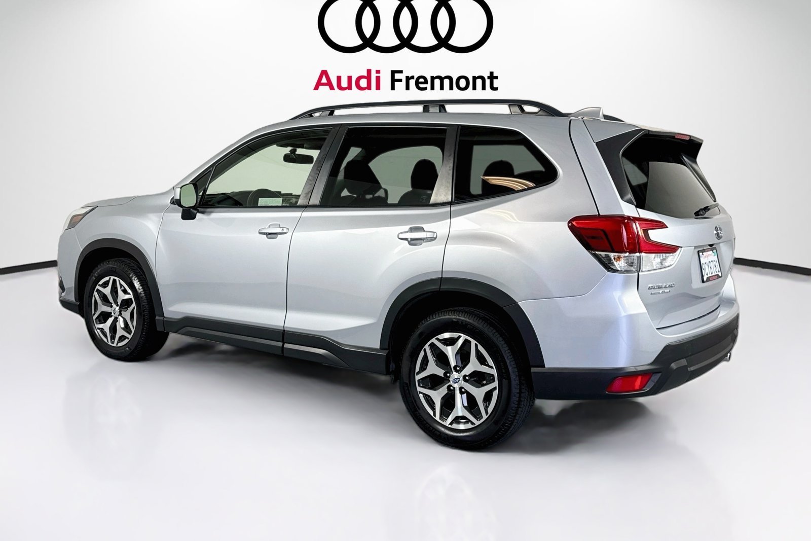 Used 2022 Ice Silver Metallic Subaru Premium image 8