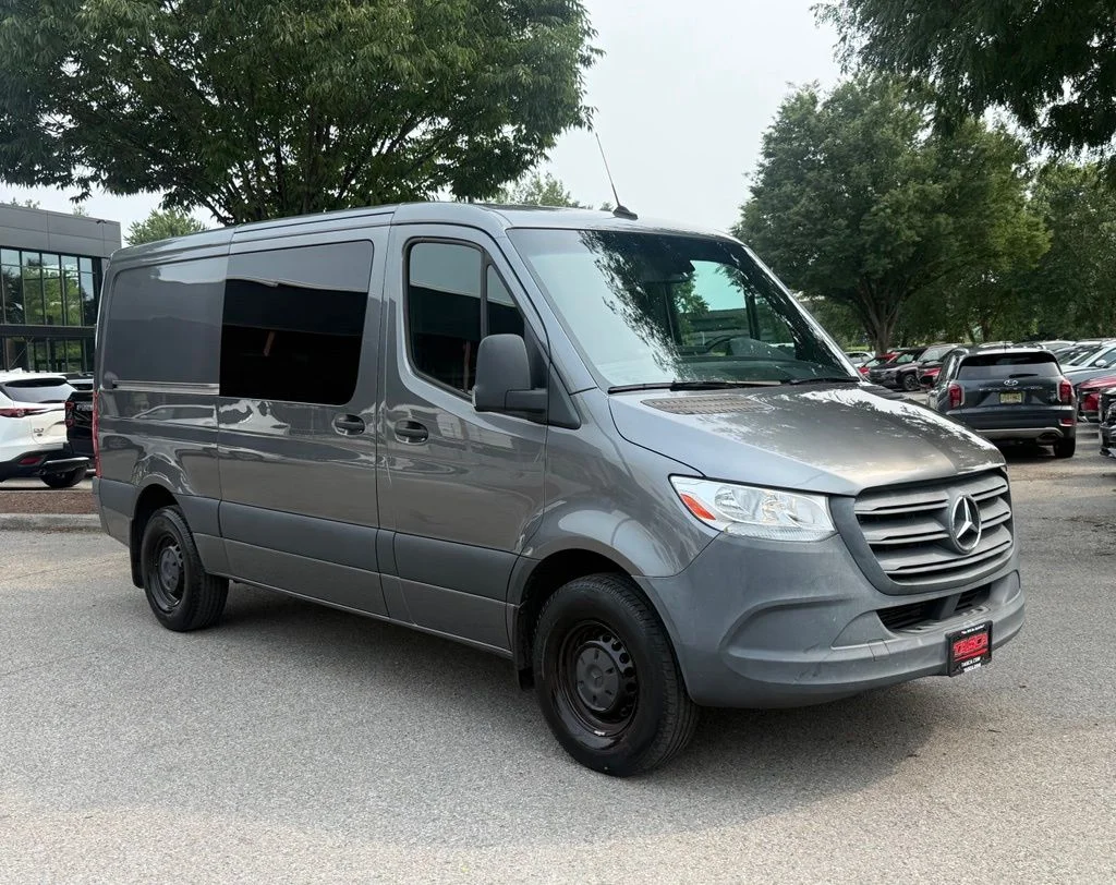 Used 2021  Mercedes-Benz Crew 144 WB image 1