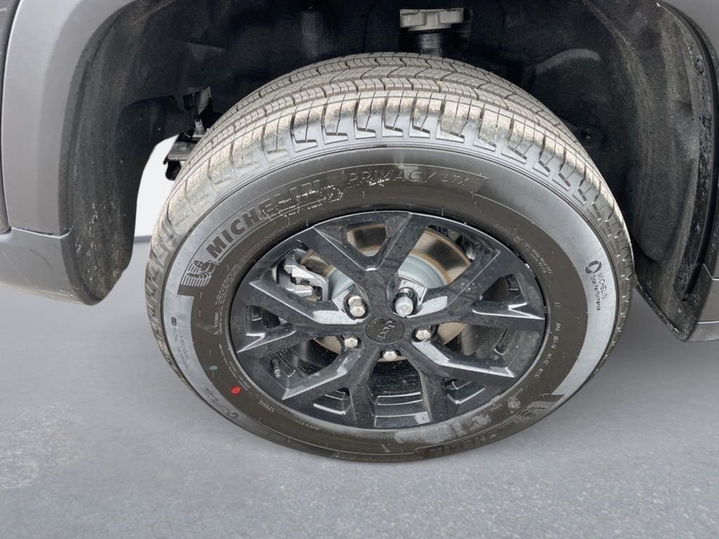 New 2026 Diamond Black Crystal Pearl-Coat Exterior Paint Jeep Altitude image 11