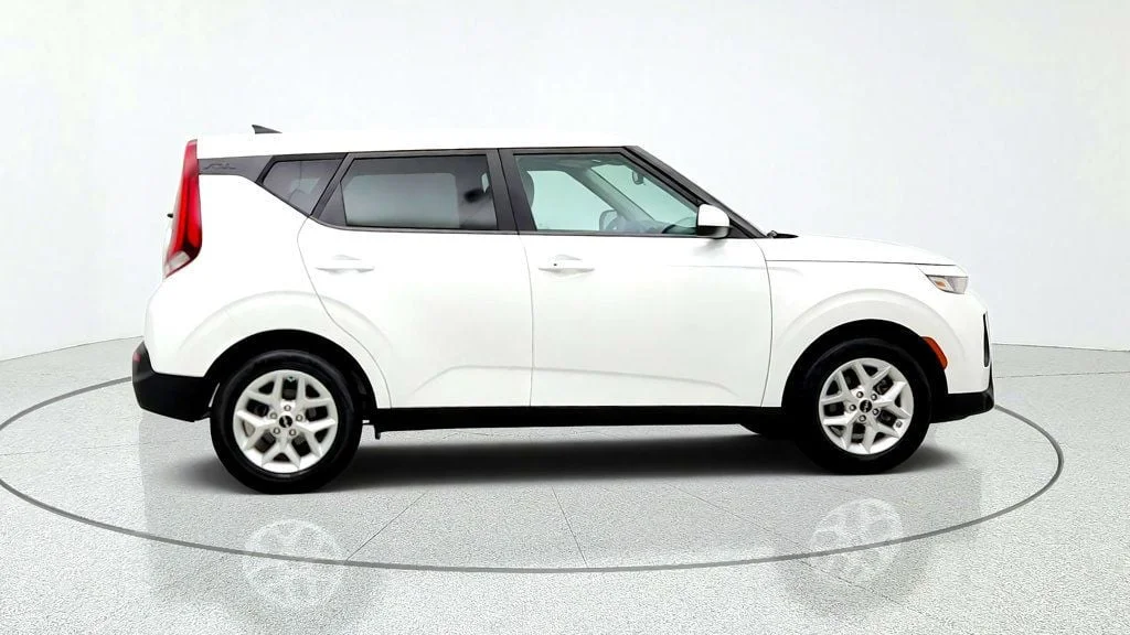 Used 2022 Snow White Pearl Kia S IVT image 4