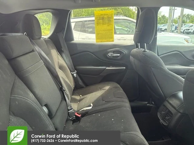 Used 2019 Velvet Red Pearlcoat Jeep Latitude image 9