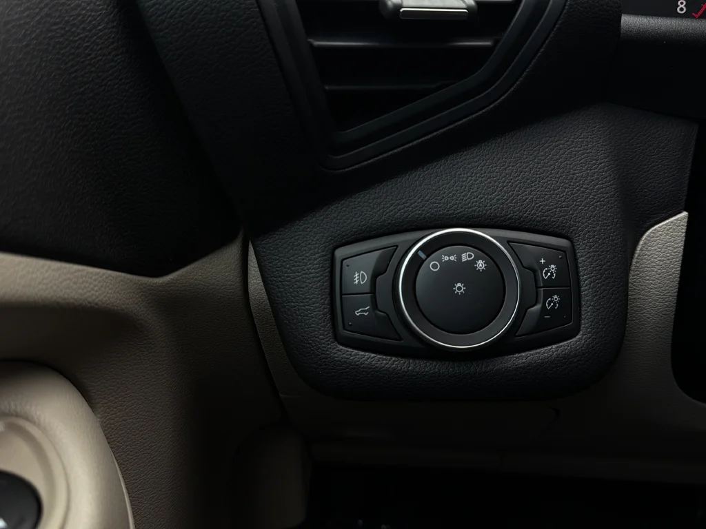 Used 2018 White Gold Metallic Ford SE image 18