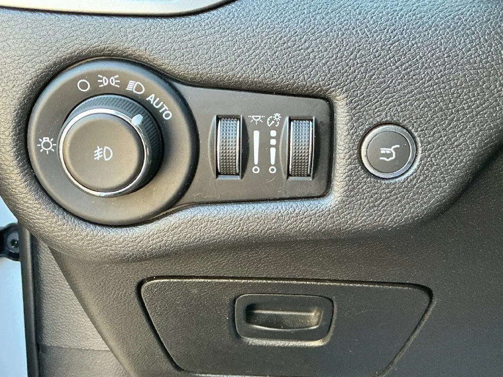 Used 2021 White Jeep Latitude Lux image 19