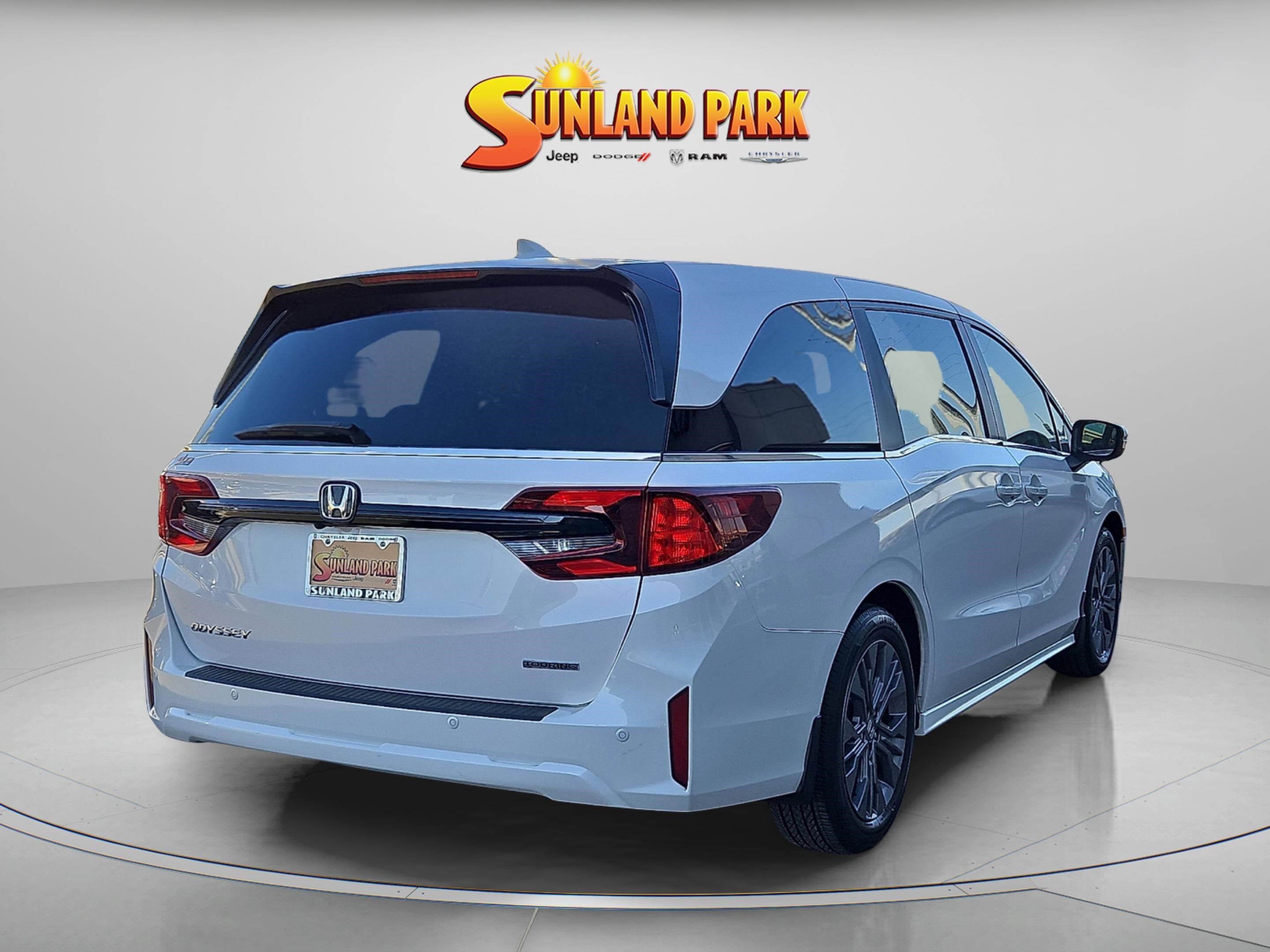 Used 2025 Platinum White Pearl Honda Touring image 5