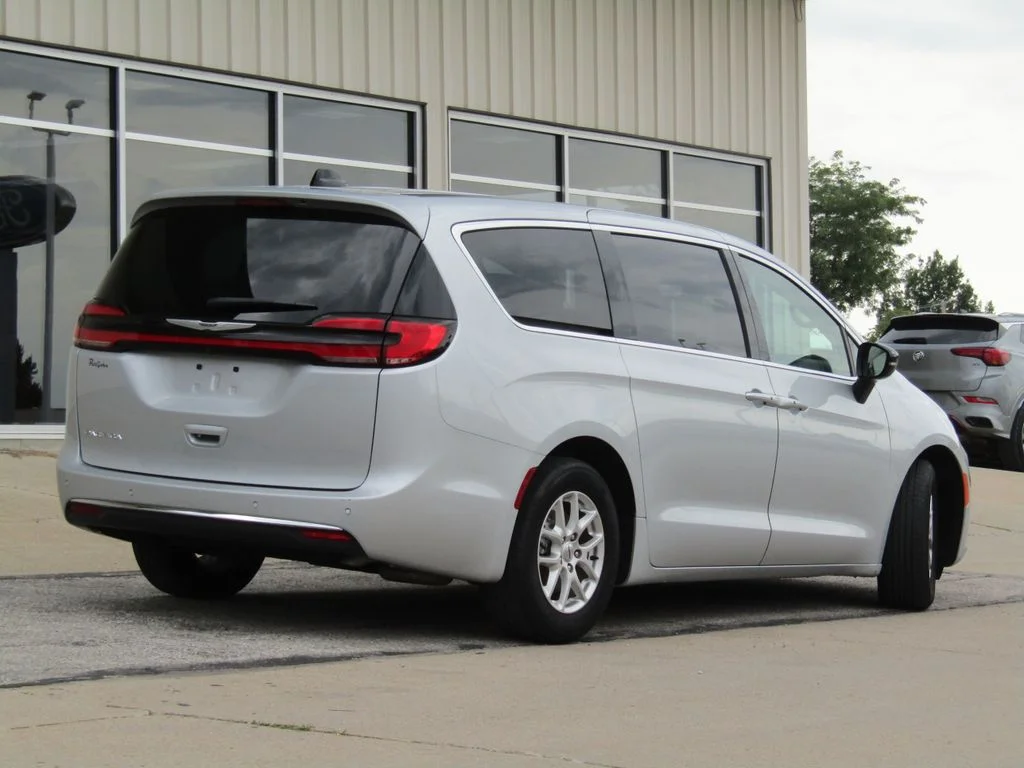 Used 2024 Silver Chrysler Touring L image 3