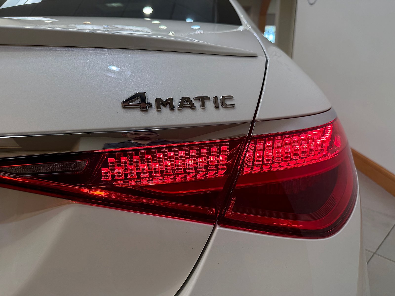 Certified Used 2023 MANUFAKTUR Diamond White Mercedes-Benz 4MATIC® image 30
