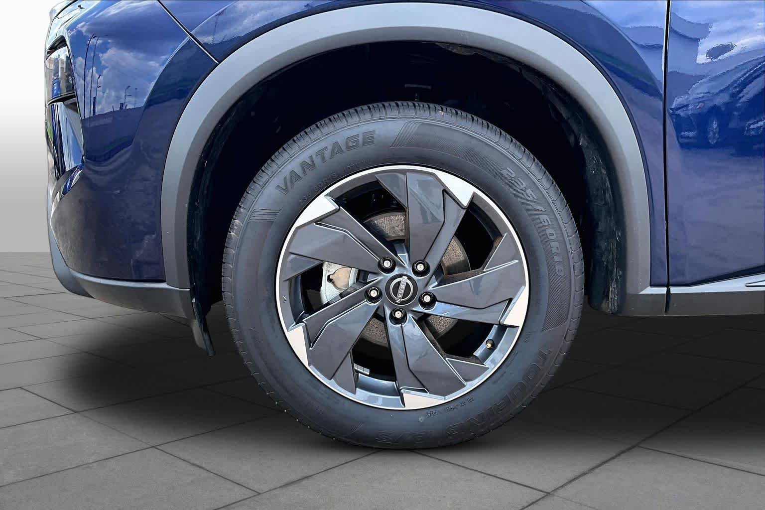 Used 2025 Deep Ocean Blue Pearl Nissan SV image 10