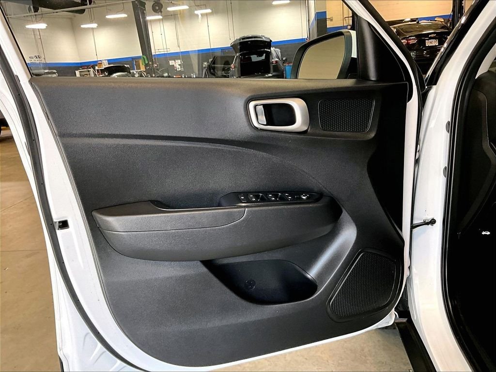 Used 2020 White Hyundai SE image 9