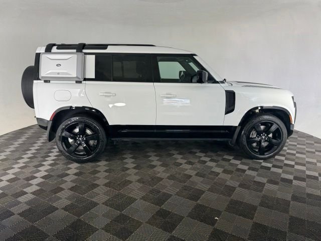 Used 2022 White Land Rover X-Dynamic HSE image 4