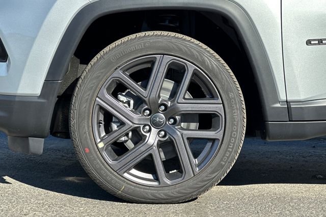 New 2026 Silver Zynith Metallic Clearcoat Jeep Latitude image 24