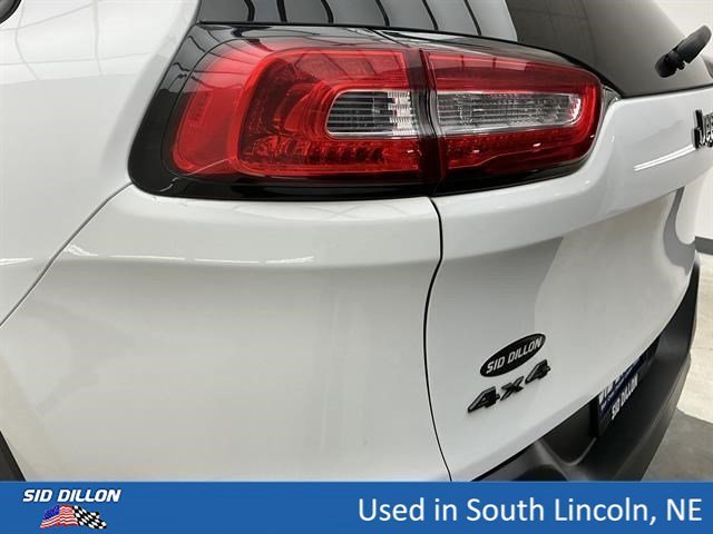 Used 2017 Bright White Clearcoat Jeep Altitude image 21