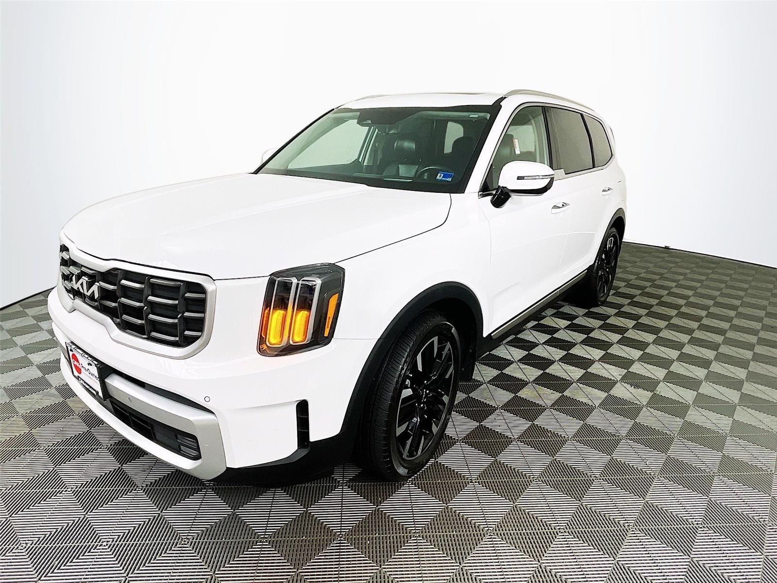 Used 2024 Glacial White Pearl Kia SX-Prestige image 3