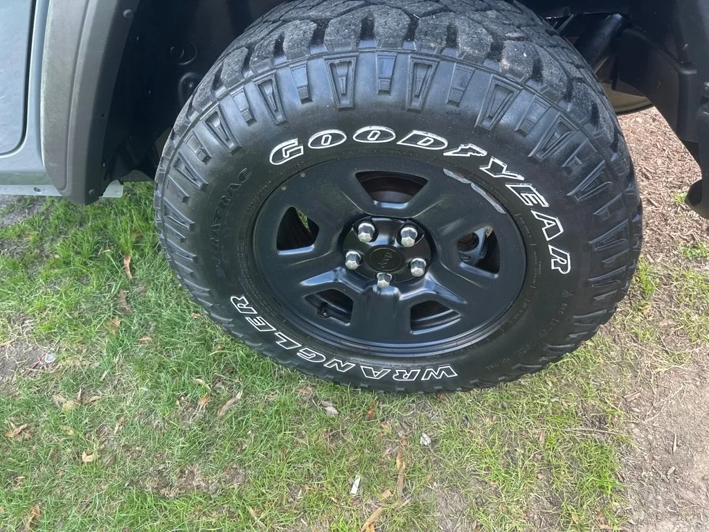 Used 2019 Gray Jeep Unlimited Sport image 16