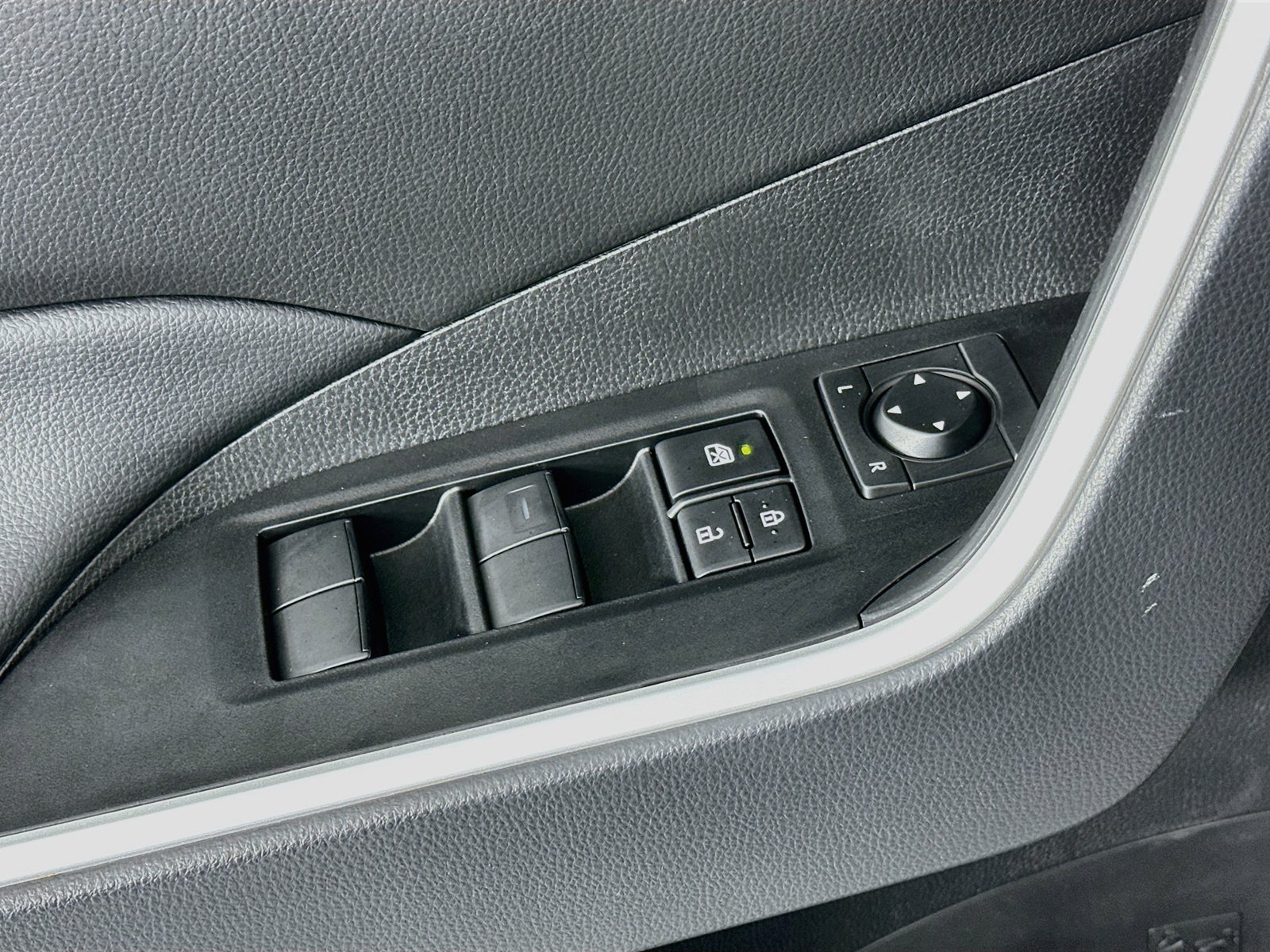2025 Toyota RAV4 LE - Photo 22