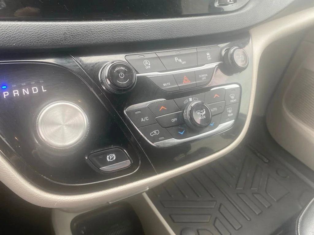 Used 2019 Brilliant Black Crystal Pearlcoat Chrysler Touring L image 10