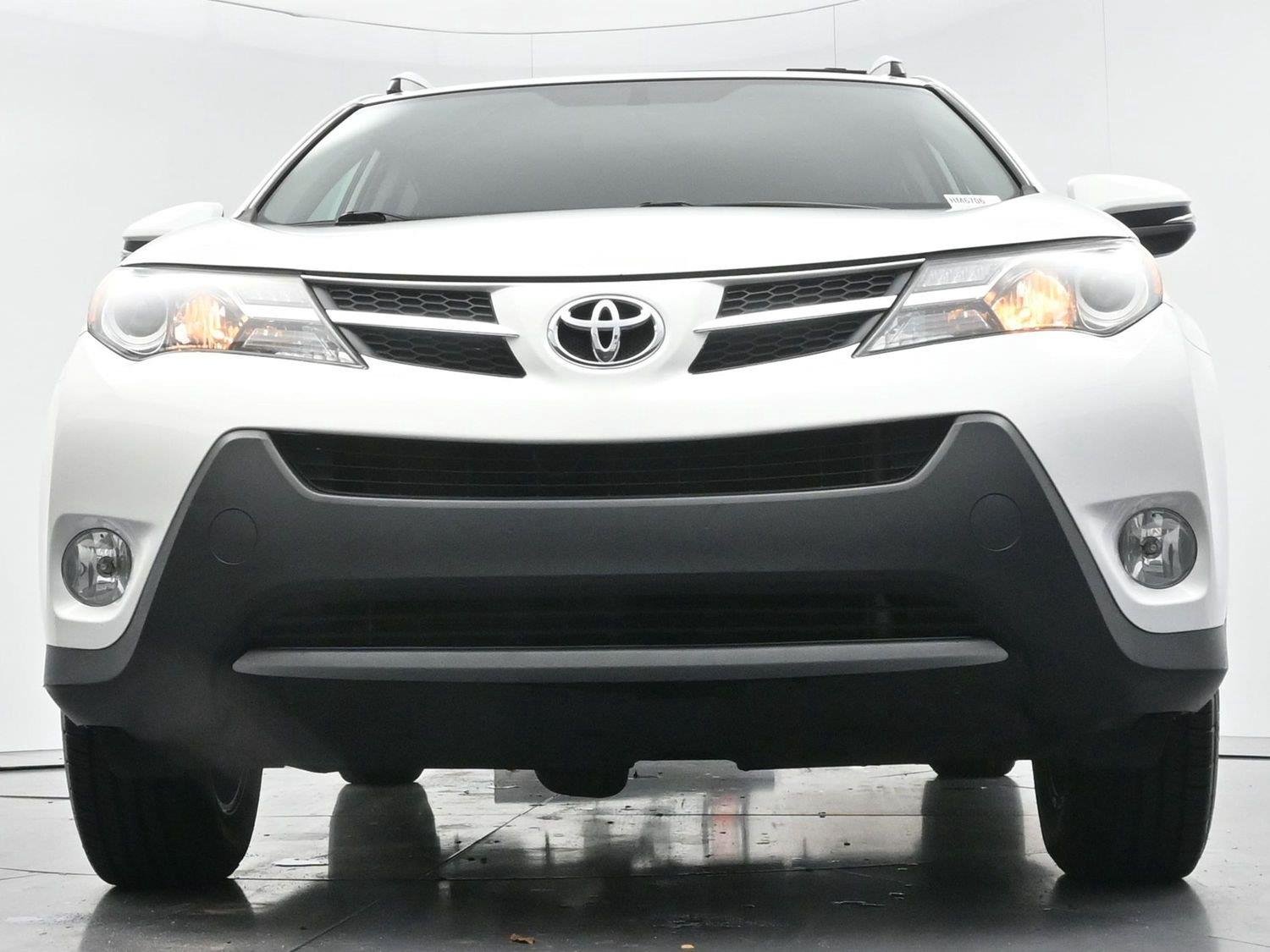 Used 2015 Super White Toyota XLE image 41