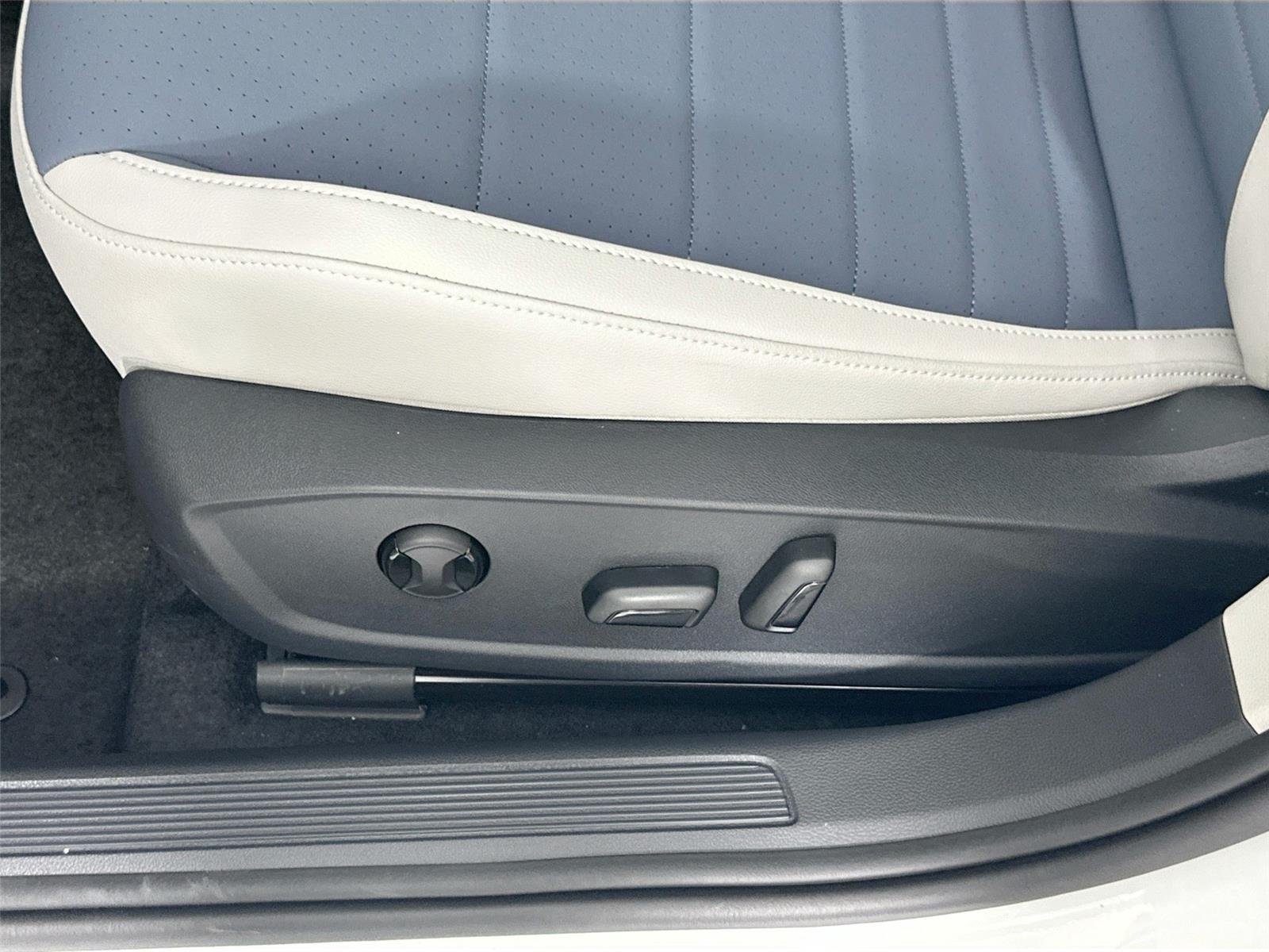 New 2026 Opal White Pearl Volkswagen SE image 19