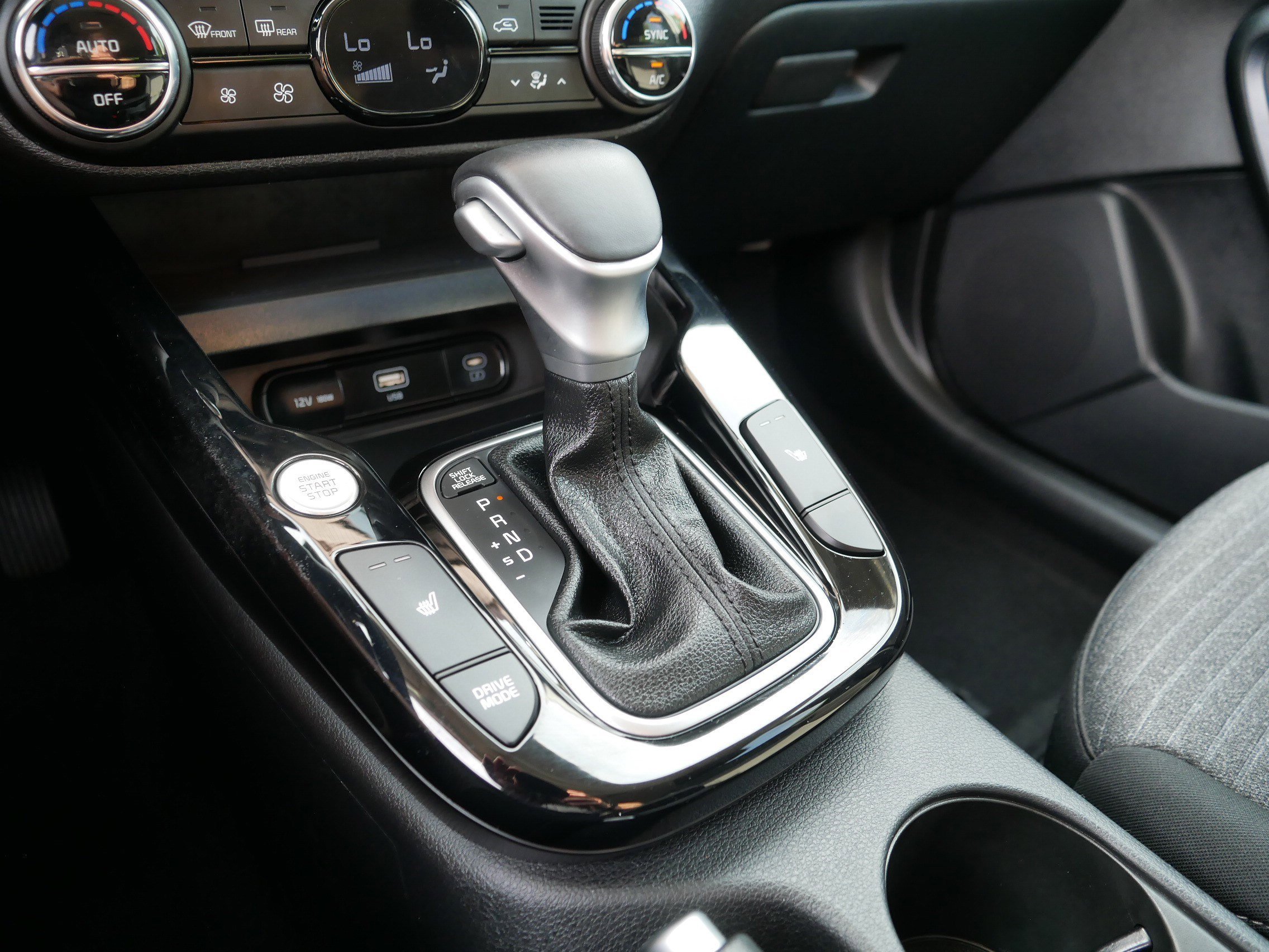 Used 2025 Snow White Pearl Kia EX image 24