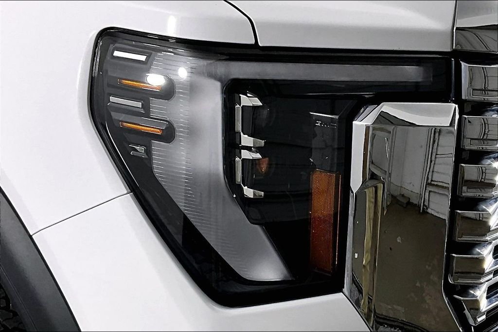 Used 2025 White GMC Denali image 30