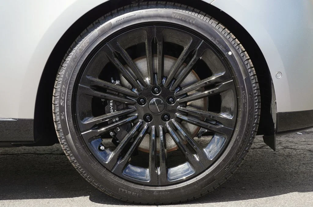 New 2026 Flux Silver Satin Land Rover SE image 8