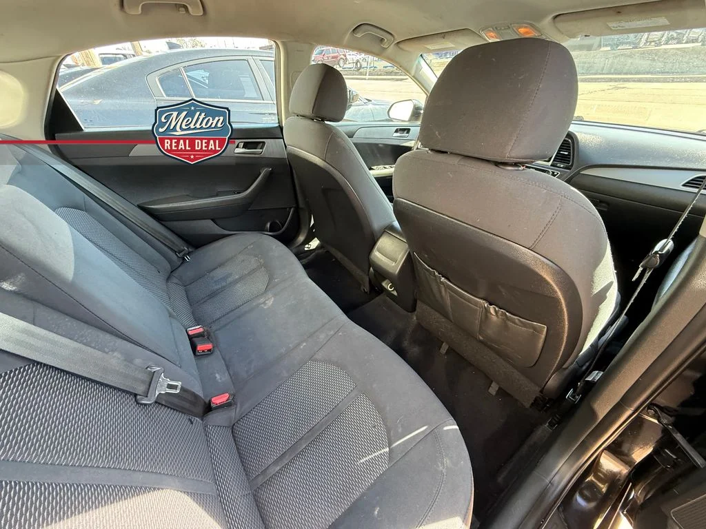 Used 2018 Black Hyundai SE image 12