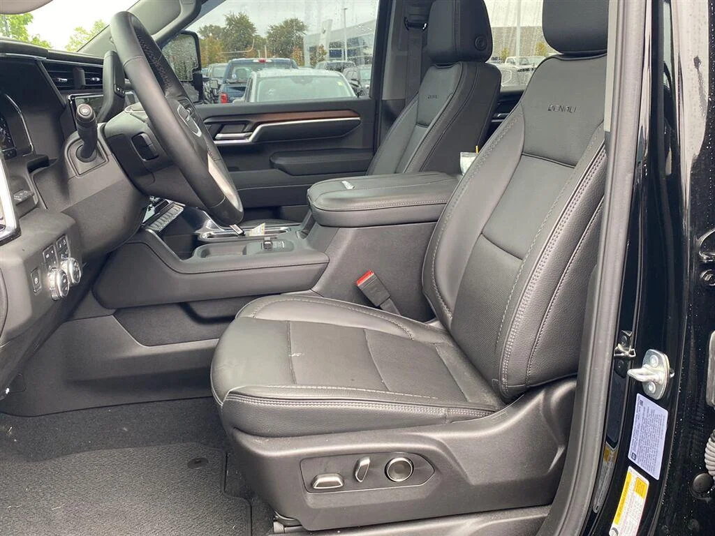 Used 2025 Onyx Black GMC Denali image 2