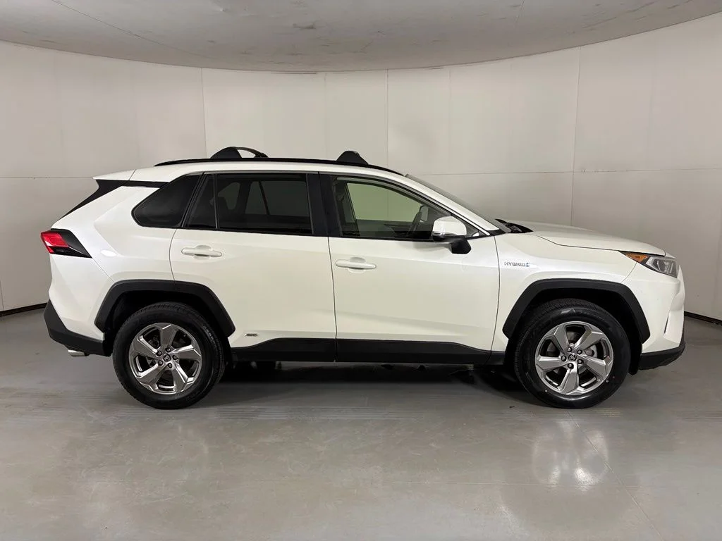 Used 2021 White Toyota XLE Premium image 9