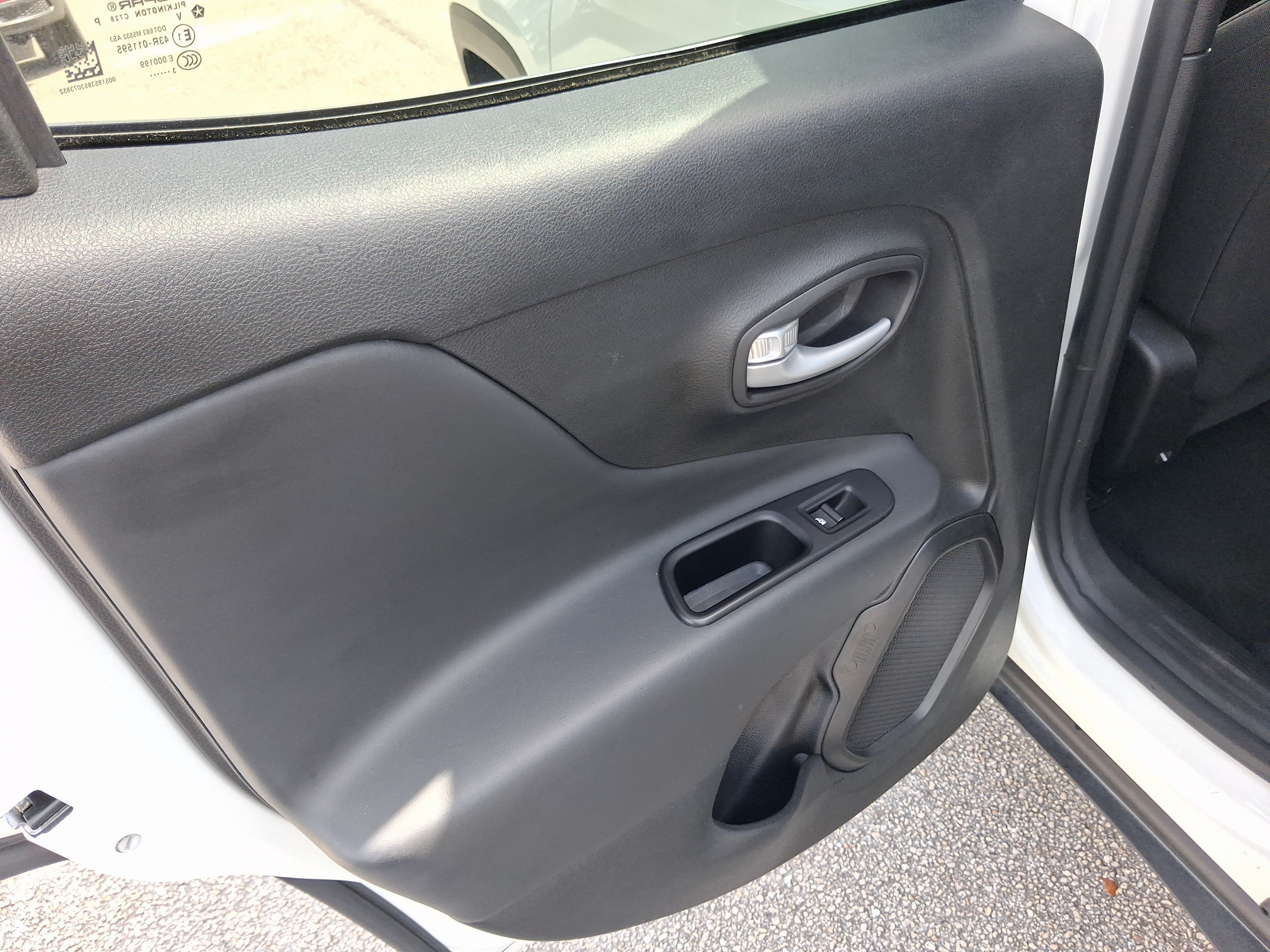 Used 2023 White Jeep Latitude image 9