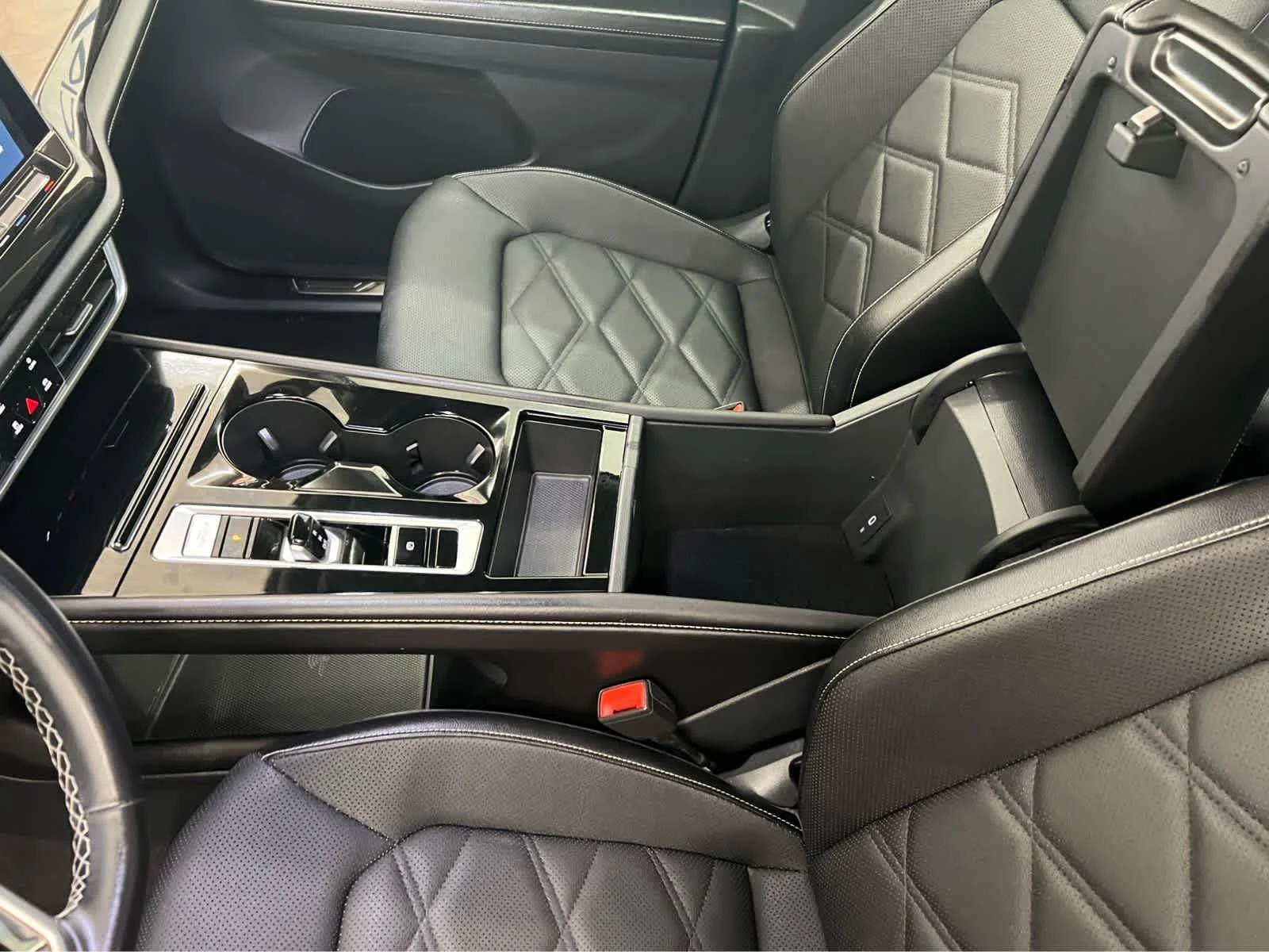 2025 Volkswagen Atlas SE w/Tech - Photo 18