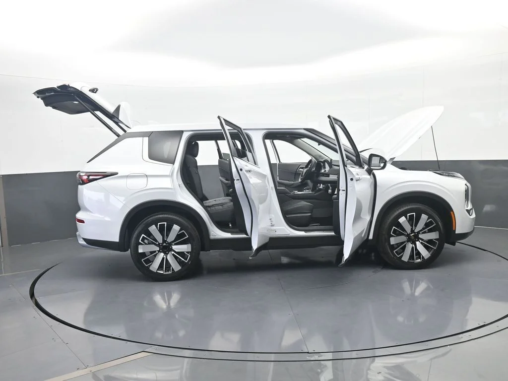 New 2026 Diamond White Mitsubishi SE image 81