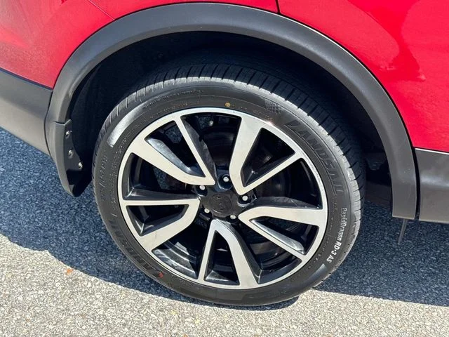 Used 2017 Red Nissan SL image 12