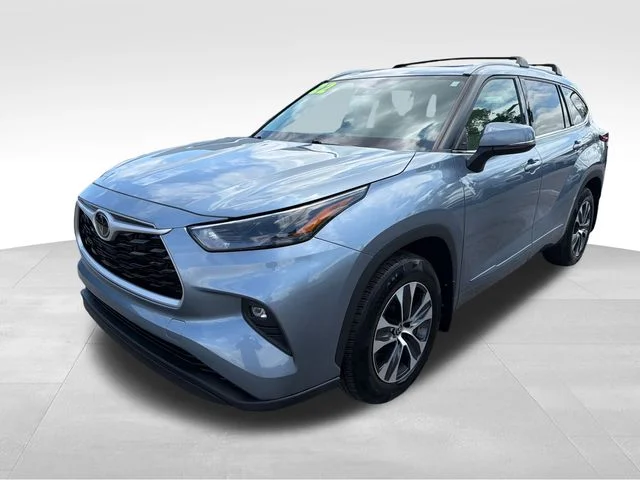 Used 2022  Toyota XLE image 3
