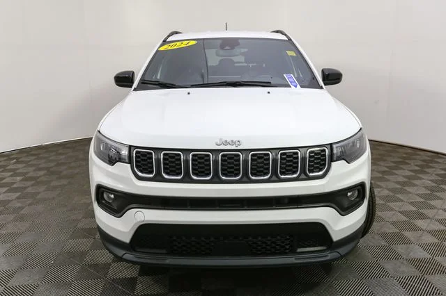 Used 2024 White Jeep Latitude image 4