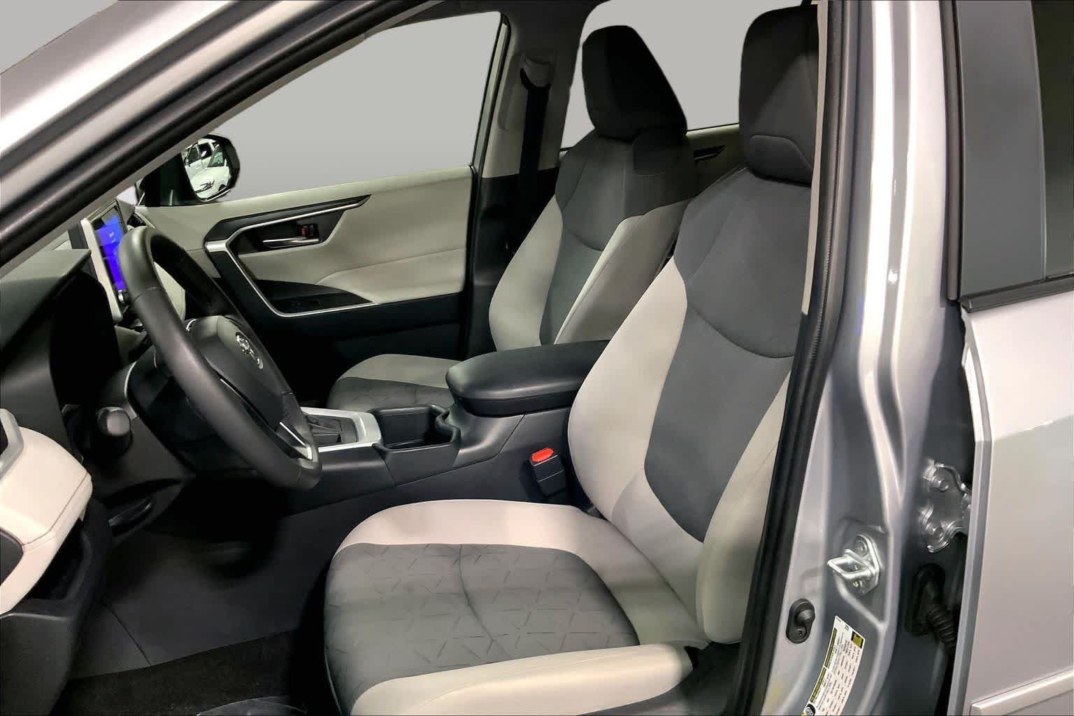 2025 Toyota RAV4 XLE - Photo 15