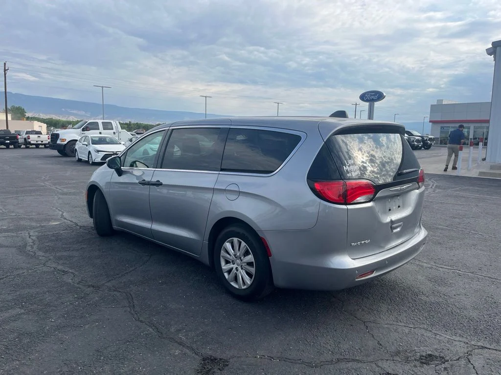 Used 2019 Billet Silver Metallic Chrysler L image 3