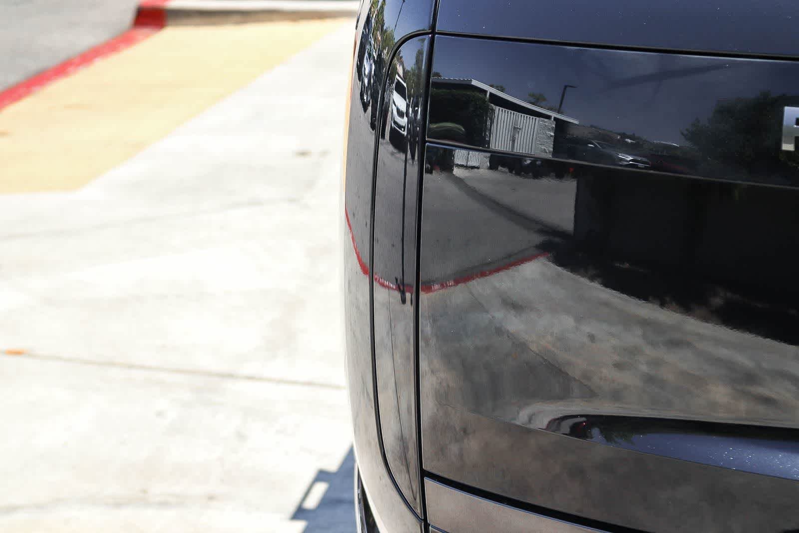 New 2026 Santorini Black Land Rover SE image 7