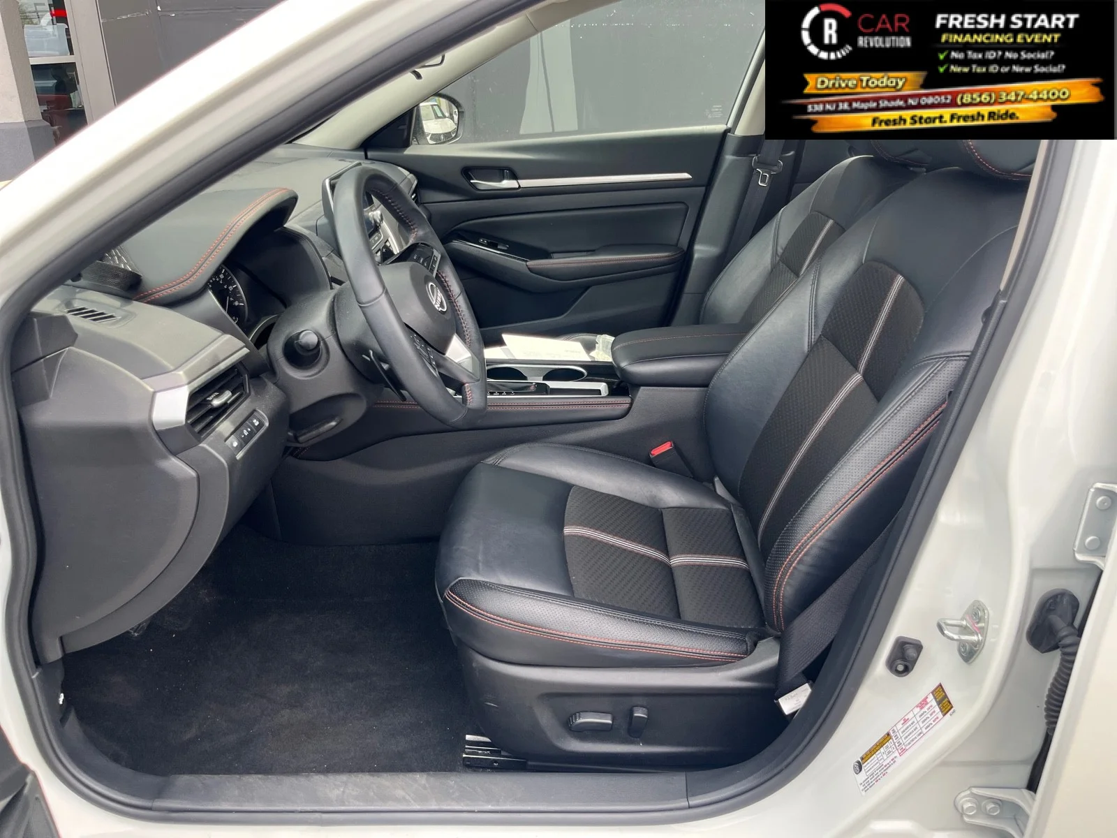Used 2025 Pearl White Tricoat Nissan SR image 13