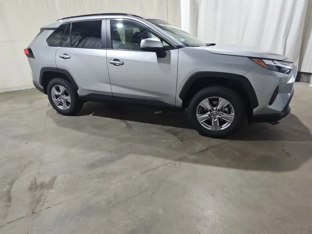 Used 2025 Silver Sky Metallic Toyota XLE image 5