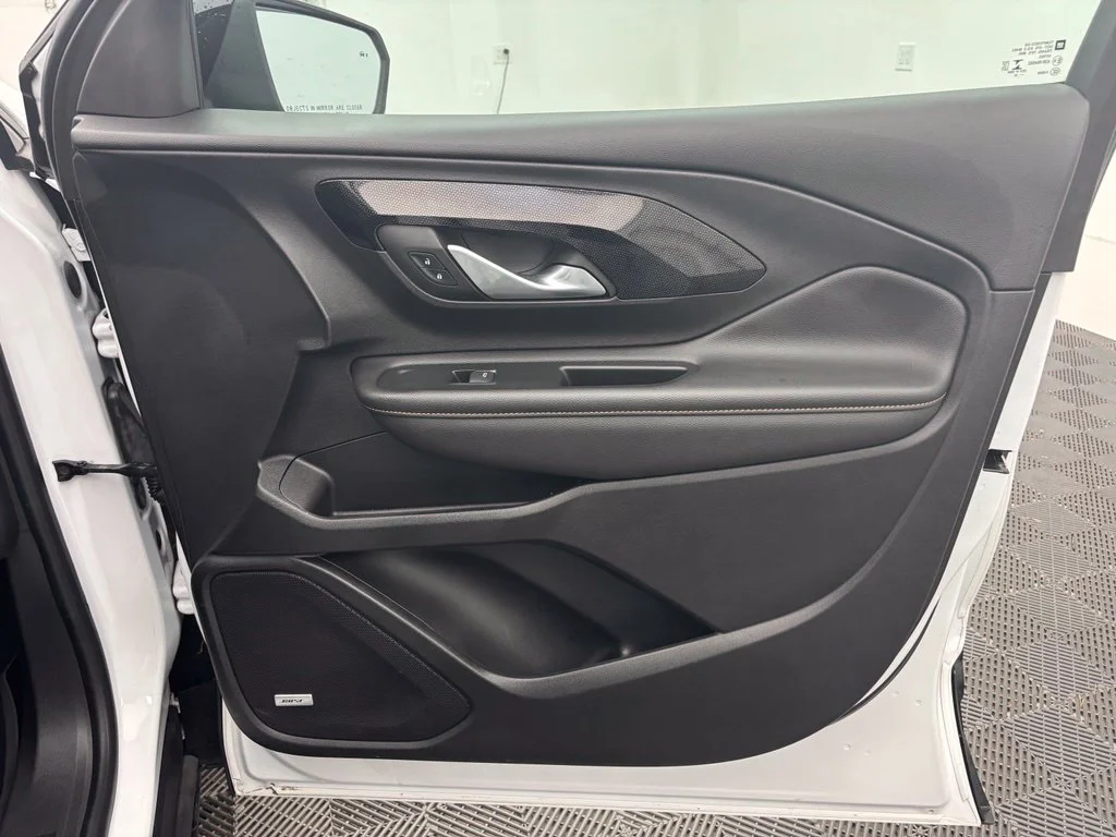 Used 2022 White GMC AT4 image 30