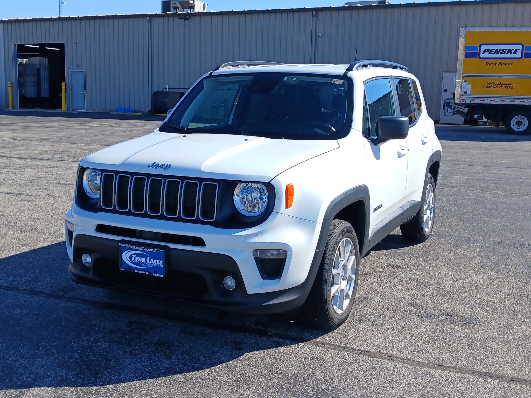 Used 2022 Alpine White Clearcoat Jeep Latitude image 1