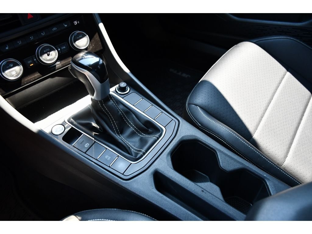 Used 2023 Opal White Pearl Volkswagen SE image 31