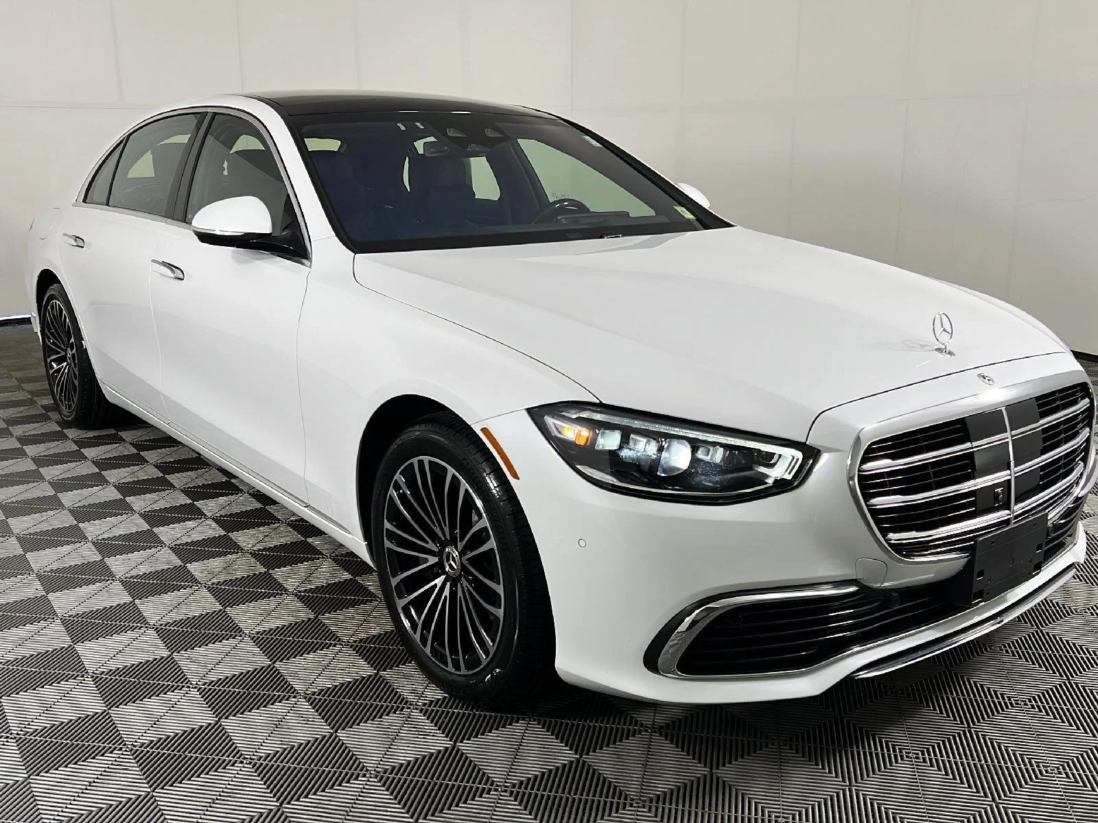 Used 2024 MANUFAKTUR Moonlight White Metallic Mercedes-Benz S 580 image 24