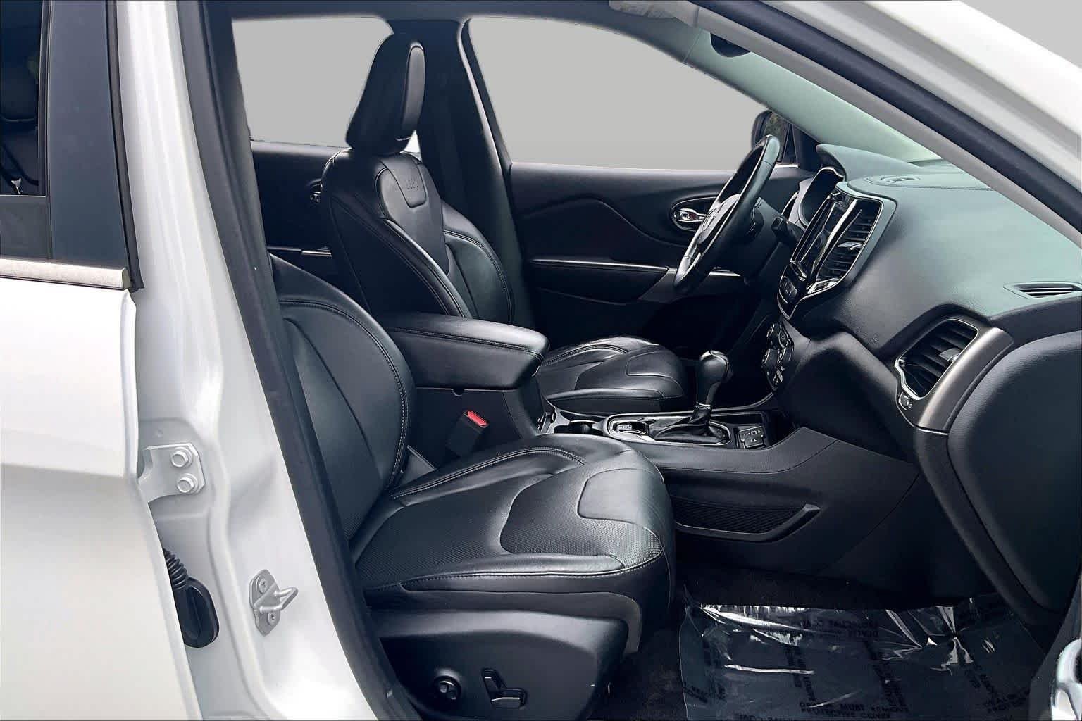 Used 2019 Bright White Clearcoat Jeep Limited image 9