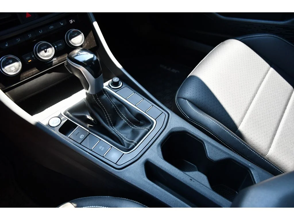 Used 2023 Opal White Pearl Volkswagen SE image 31