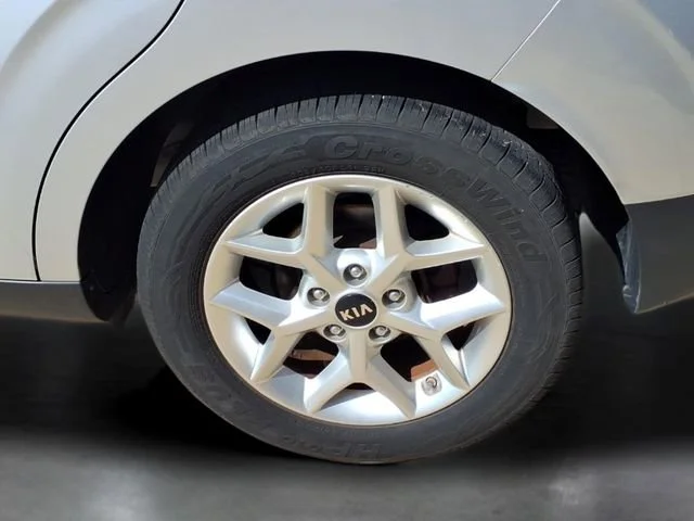 Used 2020  Kia S image 27