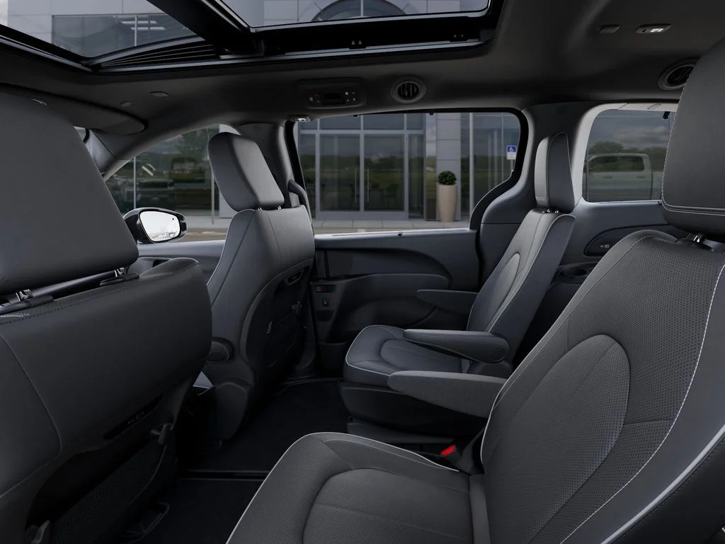 New 2026 Diamond Black Crystal Pearl-Coat Exterior Paint Chrysler Limited image 24