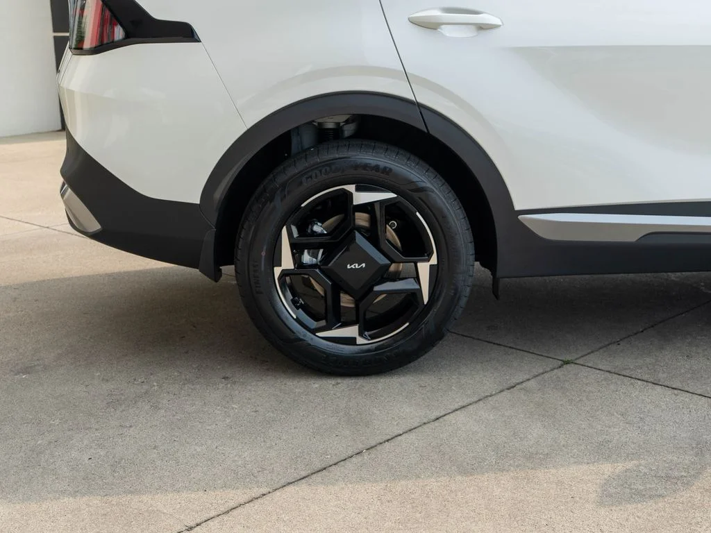 New 2026 Snow White Pearl Kia EX image 30