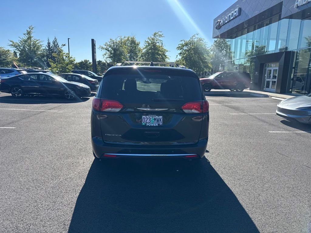 Used 2017 Black Chrysler Touring L image 4