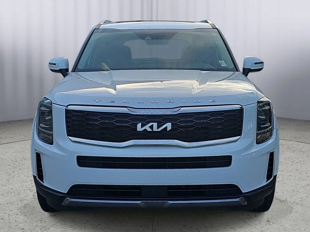 Used 2022 White Kia S image 8