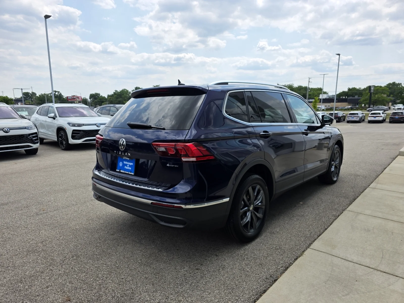 Certified Used 2022 Atlantic Blue Metallic (h7h7) Volkswagen 2.0T SE 4MOTION image 7